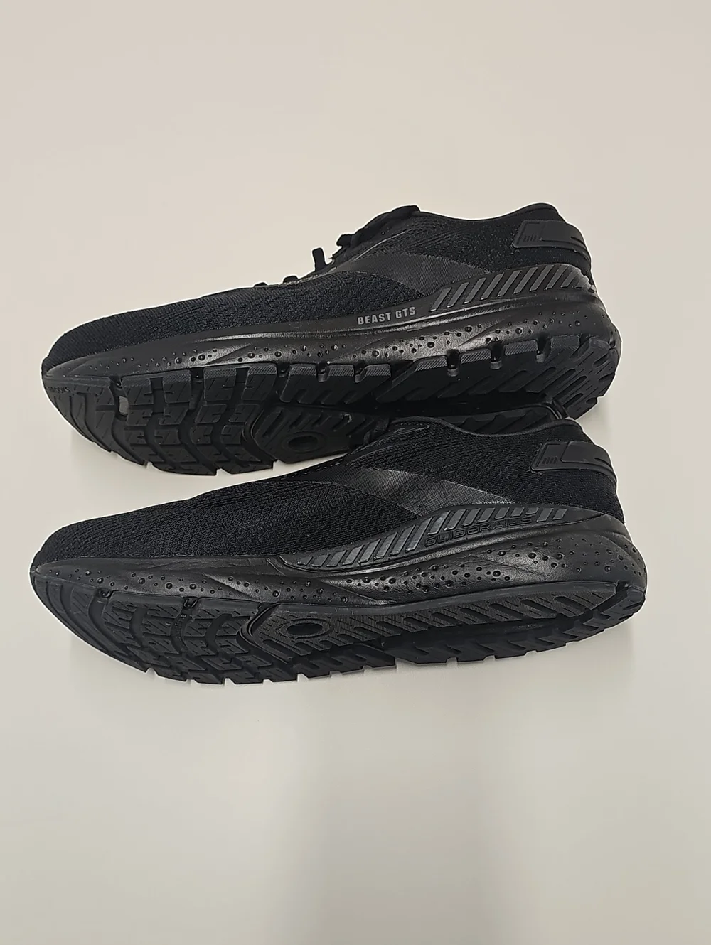 Brooks Men's Beast GTS 24 All-Black Performance Sneaker Running Shoe Sz 11
